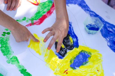 Çocuklar kağıt üzerinde yaratıcı imaj