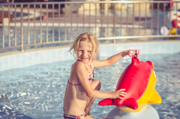 Lindo Niño Que Divierte Piscina Los Niños Vacaciones Verano Resort —  Fotos de Stock