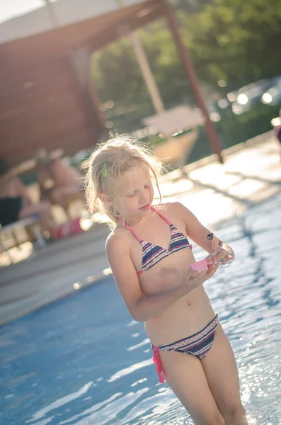 Bonito Criança Divertindo Crianças Piscina Verão Férias Resort — Fotografia de Stock