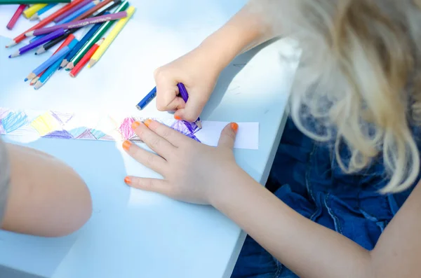 Kreatywna Dziewczyna Ołówkiem Kolorowanki Stole — Zdjęcie stockowe