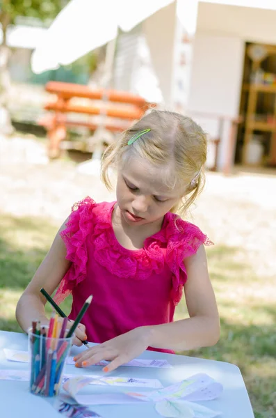 Menina Bonito Sentado Livre Colorir Com Lápis — Fotografia de Stock