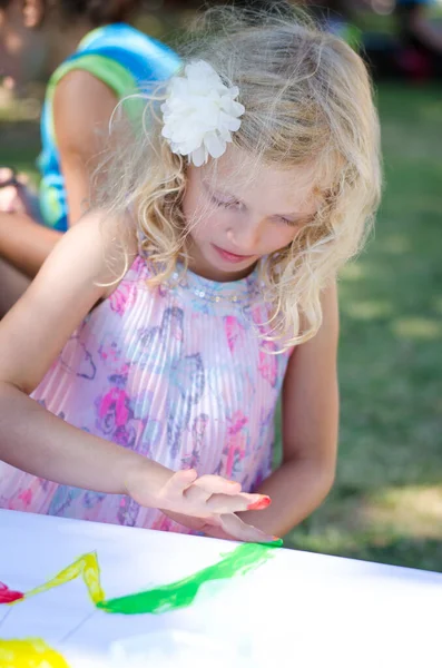 Créatif Blond Fille Peinture Avec Des Couleurs Tressées — Photo