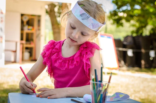 Cute Girl Sitting Outdoors Behing Table Coloring Pencils — Stock Photo, Image