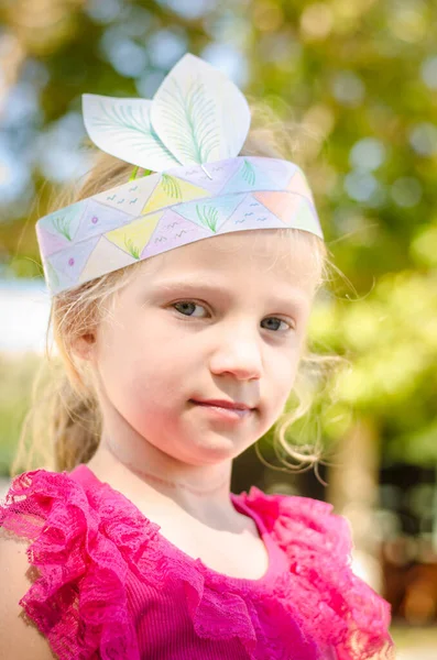 Bonito Menina Com Colorido Indiana Headband Sorrindo — Fotografia de Stock