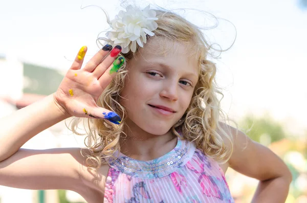 Bambina Mostrando Dita Dipinte Con Colori Vivaci — Foto Stock