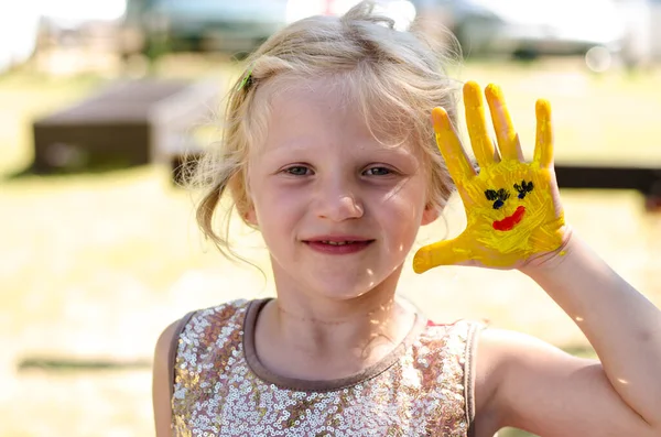 手と指にカラフルな絵を描いた幸せな子供 — ストック写真