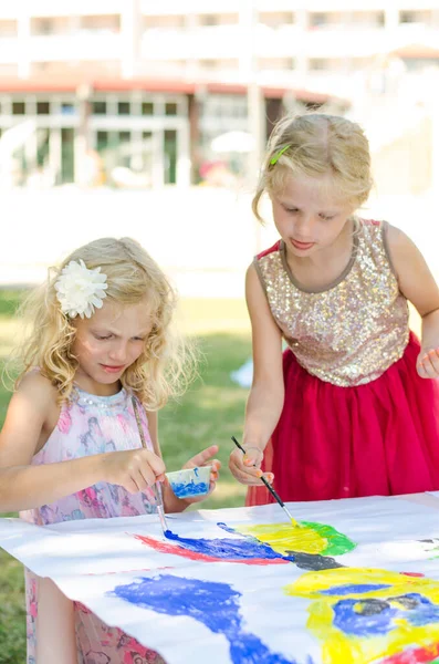 Deux Blond Fille Avoir Amusant Avec Couleurs — Photo