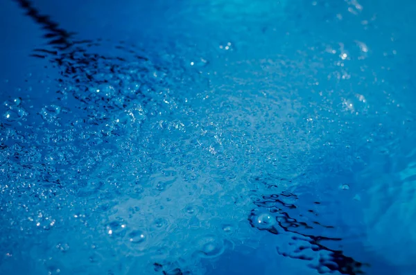 きれいな青いスイミングプールと泡 — ストック写真