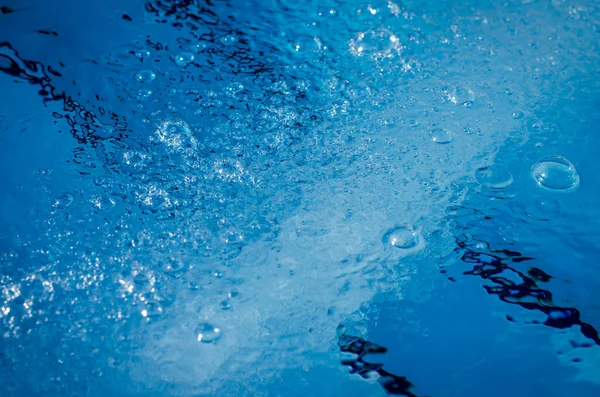 きれいな青いスイミングプールと泡 — ストック写真
