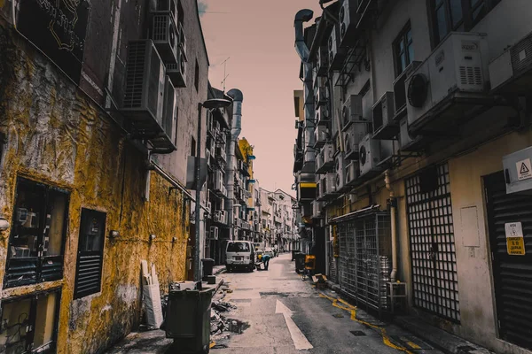 Büyük şehrin karanlık gecekondu