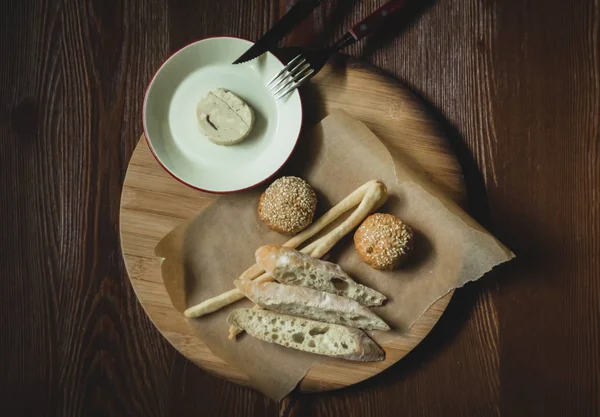 Büyük ekmek tabağı masanın üzerine