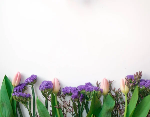 Carro de regalo sobre suelo de panadería blanco con tulipanes violeta y rosa —  Fotos de Stock