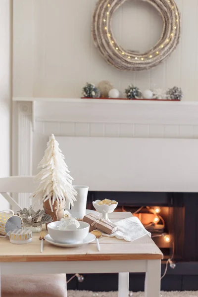 Élégante décoration de Noël de la table à manger — Photo