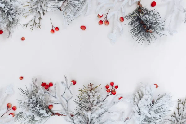 Winter flat lay with natural branches. leaves and presents on li — Stock Photo, Image