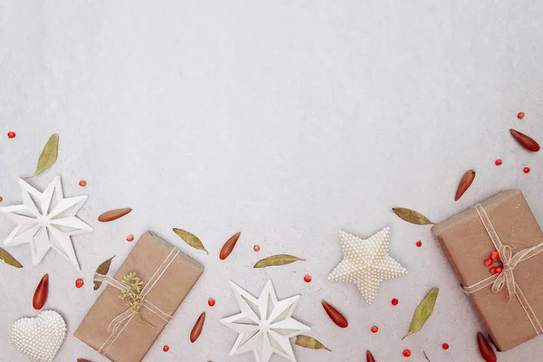 Winter plat lag met natuurlijke takken. bladeren en cadeautjes op witte achtergrond met kopieerruimte — Stockfoto