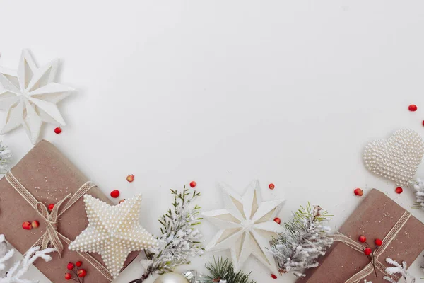 Kış düz ve doğal dalları vardı. açık gri arkaplanda yapraklar ve hediyeler