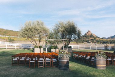 Açık havada şarap imalathanesi.