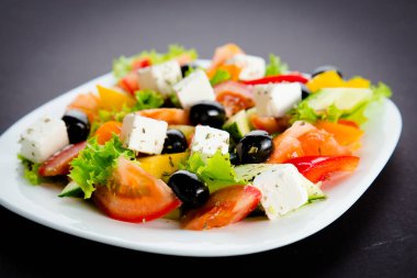 beyaz peynir ve taze sebze ile Yunan salatası