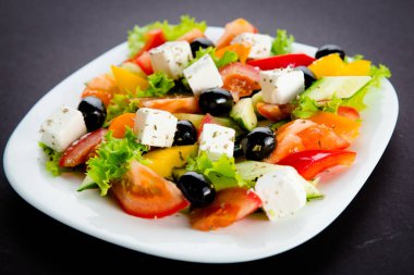 beyaz peynir ve taze sebze ile Yunan salatası