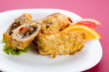 Peynirli ve dolmalık biberli tavuk göğsü.