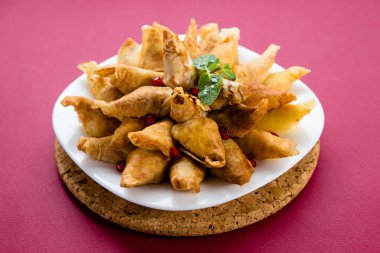 Yuvarlanmış ve doldurulmuş tatlı.