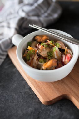 Taze sebze ve midyeli pirinç eriştesi.