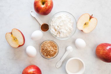 Elmalı turtayı adım adım yapmak. Elmalı turta malzemeleri beyaz mutfak masasında. Ev yapımı.. 