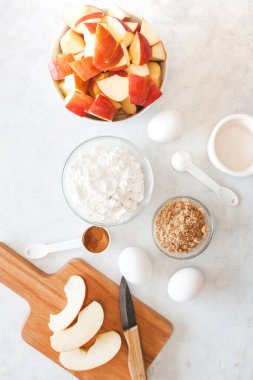 Elmalı turtayı adım adım yapmak. Elmalı turta malzemeleri beyaz mutfak masasında. Ev yapımı.. 