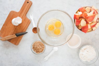 Elmalı turtayı adım adım yapmak. Elmalı turta malzemeleri beyaz mutfak masasında. Ev yapımı.. 