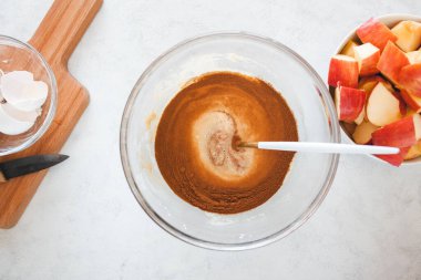 Elmalı turtayı adım adım yapmak. Elmalı turta malzemeleri beyaz mutfak masasında. Ev yapımı.. 