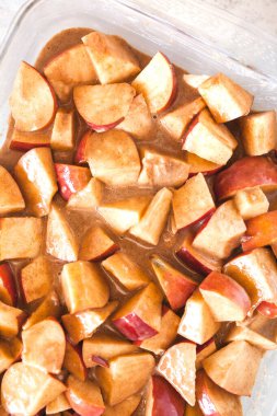 Elmalı turtayı adım adım yapmak. Elmalı turta malzemeleri beyaz mutfak masasında. Ev yapımı.. 