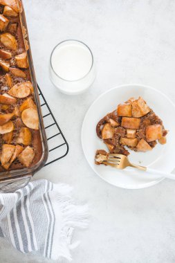 Elmalı turtayı adım adım yapmak. Elmalı turta malzemeleri beyaz mutfak masasında. Ev yapımı.. 