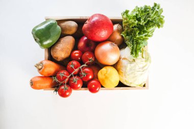 Beyaz arka planda taze ürün bağış kutusu