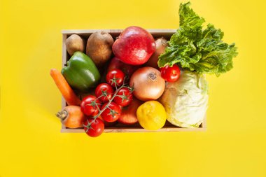 Sarı arka planda taze ürün bağış kutusu