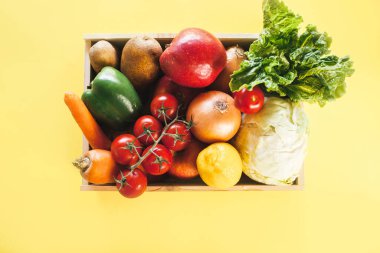 Sarı arka planda taze ürün teslimat kutusu