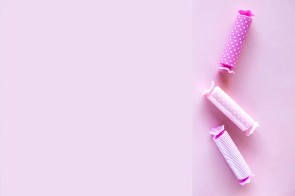 Tre Godis Polka Dot Omslag Rosa Bakgrund Läppbalsam — Stockfoto