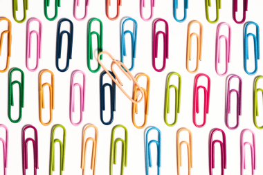 Çok renkli ataç arka plan dokusu. Kusursuz çoklama kağıt ataçları deseni.