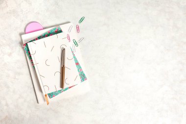 Beyaz arkaplan üzerine mürekkep kalemli ve kopya alanlı üç defter. Günlük yazma ve not alma kavramı.