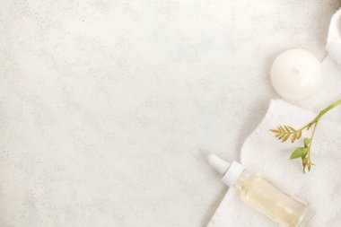 ev spa arka planı - beyaz mum ve yeşil bitkiyle beyaz havluyla fotokopi alanı ile gerekli yağ şişesi