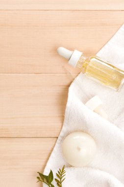 ev spa arka planı - beyaz mum ve yeşil bitkiyle beyaz havluyla fotokopi alanı ile gerekli yağ şişesi
