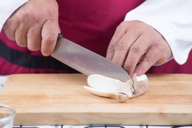 Şef eringi yemek pişirmek için dilimleme