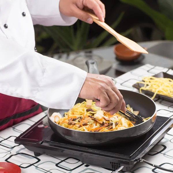 Fideos vegetarianos revueltos por el chef —  Fotos de Stock