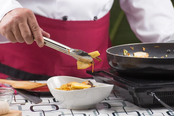 Garfo Chef sobre macarrão por pinças — Fotografia de Stock