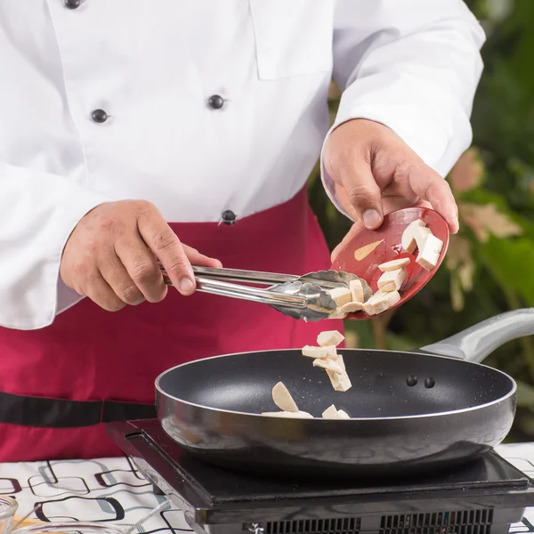 Chef-kok brengen baby maïs voor het koken — Stockfoto