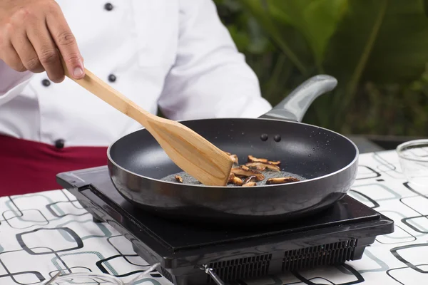 Chef-kok stir fry paddestoel — Stockfoto