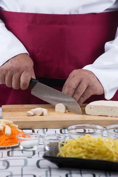 Chef schneidet Tofu zum Kochen — Stockfoto
