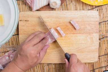 Şef kesme pastırma pişirme önce bıçak ile