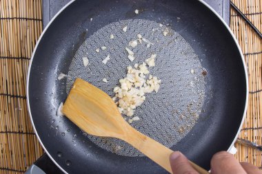 Şef cookng sarımsak ve soğan pan için