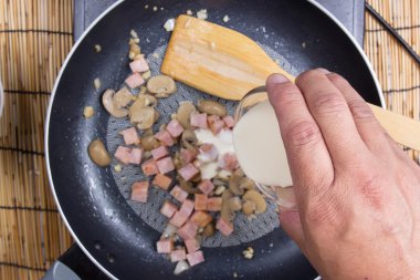 Kırbaçlanan krem pan için dökme Şef