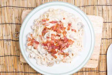 Carbonara soslu spagetti. 
